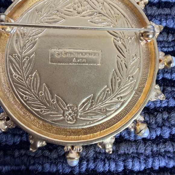 VINTAGE AVON SMITHSONIAN CHARLES
X OF FRANCE PSYCHE & CHERUBS
CAMEO BROOCH - Picture 4 of 9